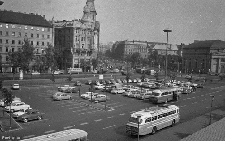 Ez volt a Gödör helyén: az Engels téri parkoló 1966-ban