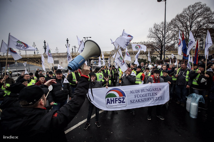 AHFSZ tagjai, a túlóratörvény elleni szakszervezeti budapesti tüntetésen, 2018. december 3-án