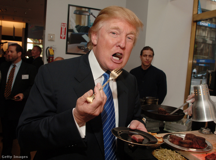 Donald Trump a Launch of Trump Steaks eseményen a New York-i Sharper Imageben, még 2007-ben.