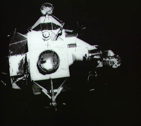 1970. április 17. Az Apollo 13 holdmodulja a parancsnoki modulról való leválás után, a visszatérés előtt egy órával.