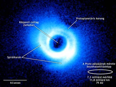 Két spirálkar nyújtózik a Lupus csillagképben található fiatal csillag, a SAO 206462 gázokban és porban gazdag korongjában. A kép a Subaru teleszkóp HiCIAO (High Contrast Instrument for the Subaru Next Generation Adaptive Optics) műszerével készült. Ez az első felvétel egy protoplanetáris korongról, amelyen egyértelműen azonosíthatók spirálkarok. Maga a korong mintegy 24 milliárd kilométer átmérőjű, ami nagyjából a Pluto pályájának a kétszerese.