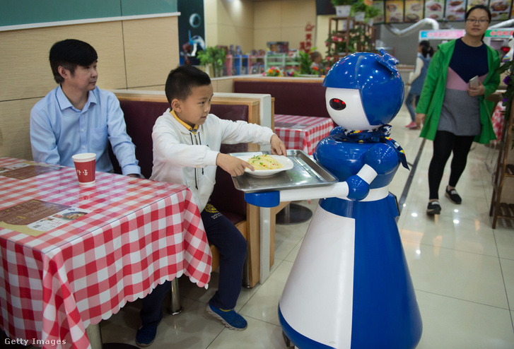 Robot szolgálja fel az ételt egy kínai étteremben