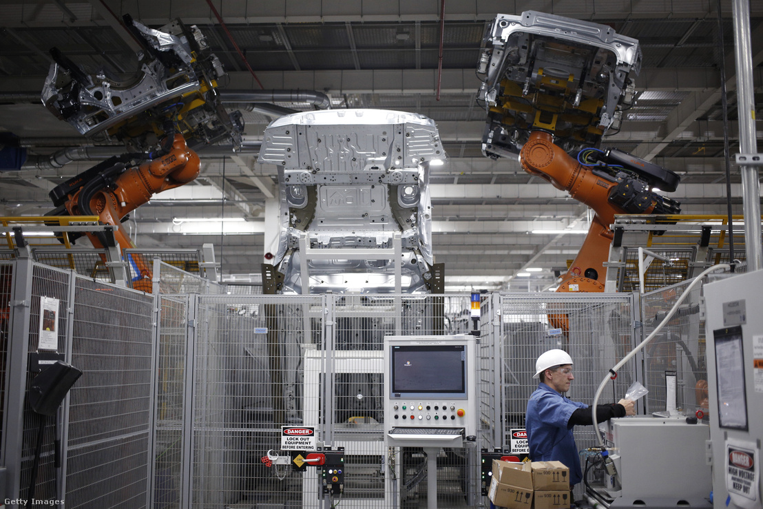 Robotokat kezelő munkás egy németországi autógyárban