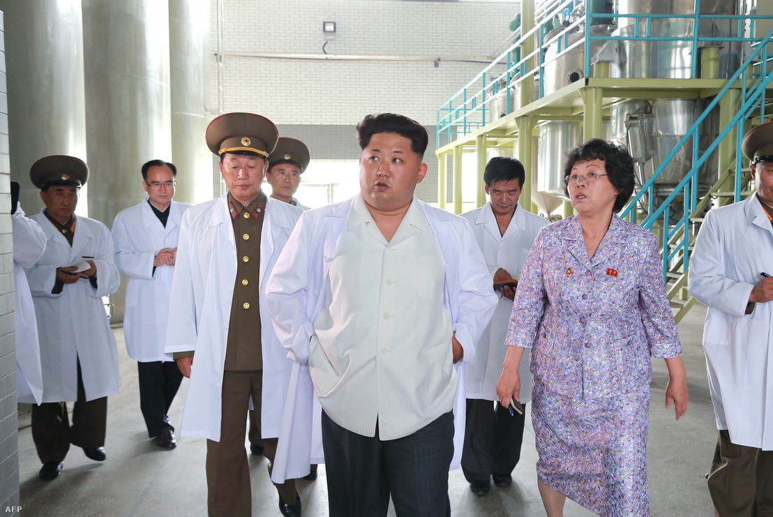 A koreai állami hírügynökség által 2015. június 26-án kiadott fotó Kim Dzsongun látogatásáról a Phenjani Biotechnológiai Intézetben