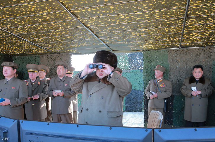 Az észak-koreai hírügynökség által 2016. március 22-én közzétett fotón Kim Dzsongun látható, amint részt vesz egy rakétaindító rendszer tesztelésén meg nem nevezett helyszínen