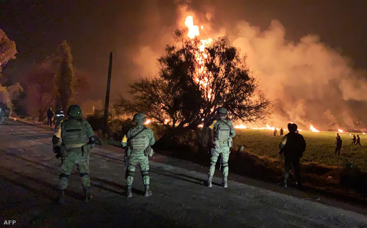 Mexikói katonák állnak az égő üzemanyag-vezeték közelében, amiből helyi lakosok üzemanyagot loptak. Húszan meghaltak, ötvennégyen pedig megsérültek 2019. január 19-én