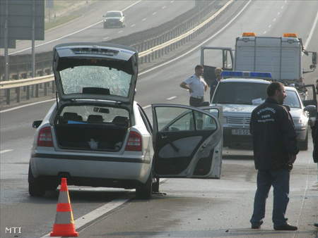 Bicske, 2009. szeptember 18.  Rendőrök helyszínelnek az M1-es autópálya 35-ös kilométerénél, ahol hajnalban fegyveresek megpróbáltak kirabolni egy pénzszállító autót, majd sorozatlövővel rálőttek a helyszínre érkező rendőrökre. A támadók zsákmány nélkül menekültek el a helyszínről.