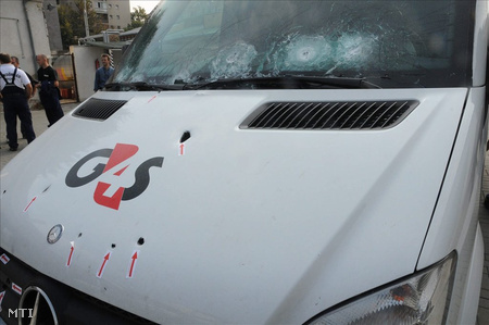 Székesfehérvár, 2009. szeptember 18. Sorozatlövések ütötte sérülések egy pénzszállító autó szélvédőjén
