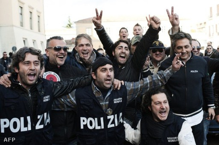 Ünneplő rendőrök a casertai rendőrkapitányságnál