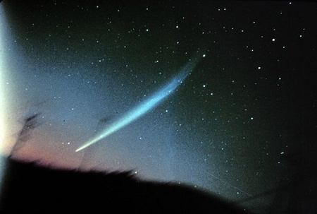 Az Ikeya-Seki-üstökös 1965. október 28-án, egy héttel napközelsége után. John Laborde gyönyörű felvételén a csóva 25 fok hosszan követhető.