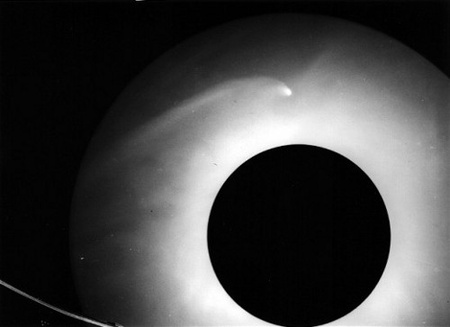 Az Ikeya-Seki-üstökös a napközelsége időpontjában a japán Norikura Obszervatórium koronagráfjának felvételén.
