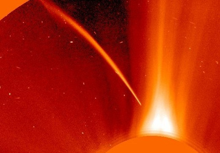 Egy szép törpe napsúroló üstökös a SOHO napkutató szonda 1996. december 23-ai felvételén. Valami ilyesmit várunk a Lovejoy-üstököstől is, csak még fényesebb kivitelben.