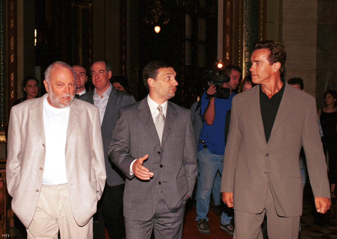 Andy Vajna, Orbán Viktor és Arnold Schwarzenegger 2000 júliusában az Országházban