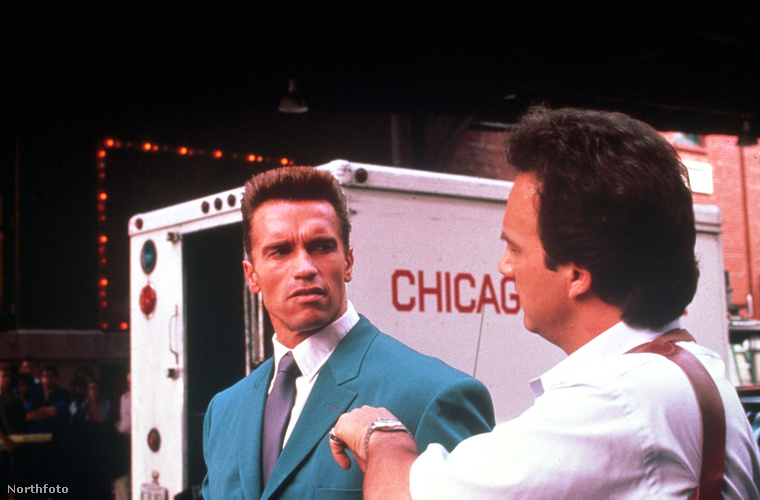 Vörös zsaruEz a film 1988-as, Arnold Schwarzenegger egy orosz rendőrt játszik benne, partnere James Belushi
