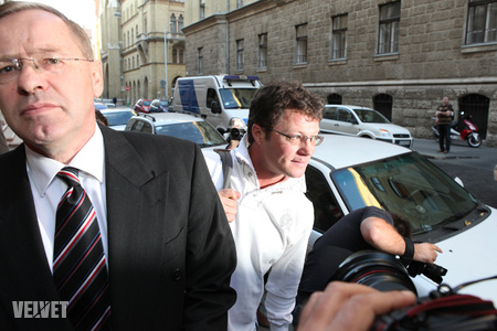 Stohl András (jobbra) börtönbe vonulás közben. Balra ügyvédje, Ruttner György