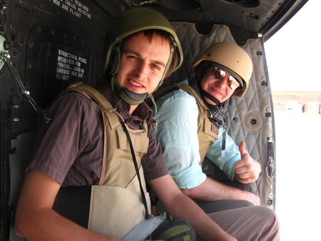 Az index és a Sme újságírója egy UH-1 fedélzetén Kandahárban