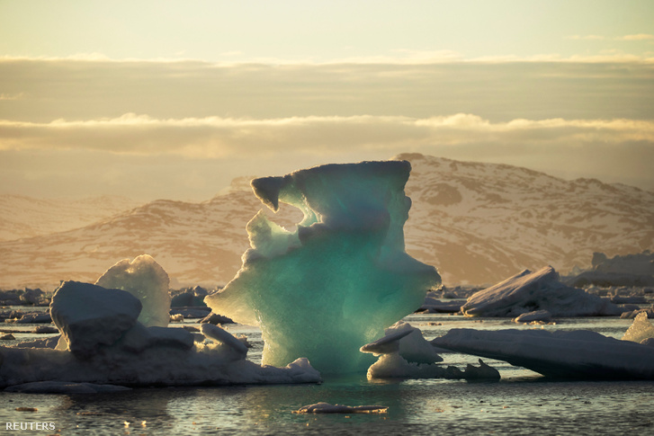 Jéghegy úszik Grönland közelében 2018. június 16-án