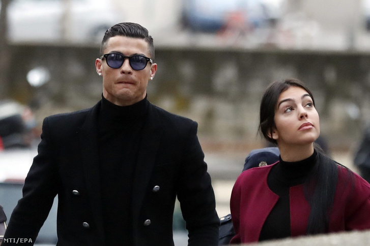 Cristiano Ronaldo portugál válogatott labdarúgó, a Juventus csatára partnerével, Georgina Rodriguezzel érkezik adócsalási ügyének tárgyalására egy madridi bíróságra 2019. január 22-én