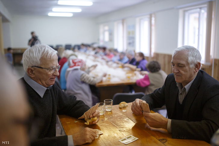 A férfiak kártyáznak az Őszirózsa Nyugdíjas Klub hagyományőrző tollfosztásán 2019. január 19-én