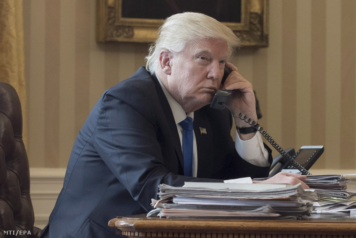 Donald Trump amerikai elnök első telefonos megbeszélését folytatja Vlagyimir Putyin orosz államfővel a washingtoni Fehér Ház Ovális Irodájában 2017. január 28-án