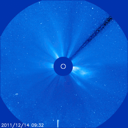A Lovejoy-üstökös megjelenik a SOHO napkutató szonda felvételein. Az alulról bekúszó üstökösnek több fok hosszú csóvája van. Középen a fényes Nap képét kitakarták, méretét egy berajzolt fehér kör szemlélteti.