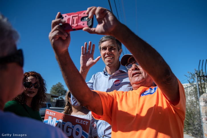 Beto O'Rourke (középen) szelfit készít egy szavazóval, az időközi választásokon, Texas-ban 2018. november 6-án