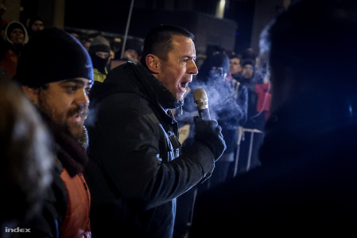 Sneider Tamás az MTVA székház előtti tüntetésen 2018. december 17-én