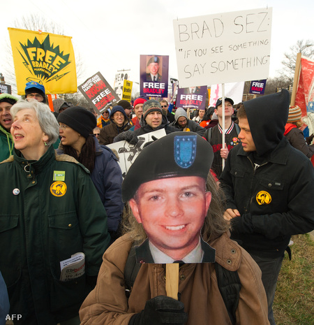 A Fort Meade erőd előtt Bradley Manning szabadságáért tüntetnek