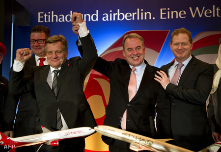 Hartmut Mehdorn (baloldalt) az Air Berlin, és James Hogan az Etihad Airlines vezérigazgatója