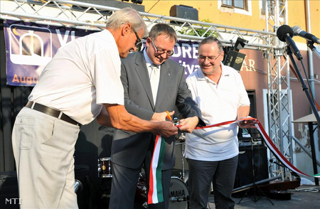 Dietz Ferenc polgármester (középen) átadja a 2011-ben megújult főteret