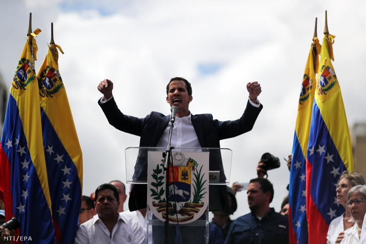 Juan Guaidó, a venezuelai ellenzéki többségű parlament elnöke támogatóihoz beszél, miután ideiglenes elnökké nyilvánította magát a hivatalban lévő államfő, Nicolás Maduro elleni tüntetésen Caracasban 2019. január 23-án.