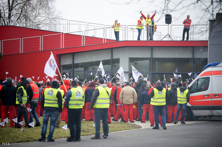 Az Audi Hungária Független Szakszervezet Sztrájkbizottságának felhívására dolgozók először kétórás figyelmeztető sztrájkot tartottak 2019. január 18-án