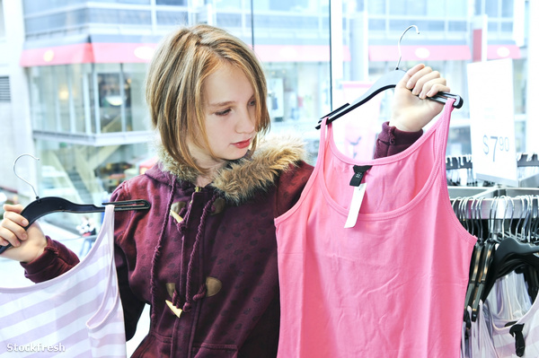 stockfresh 128721 teenage-girl-shopping sizeM