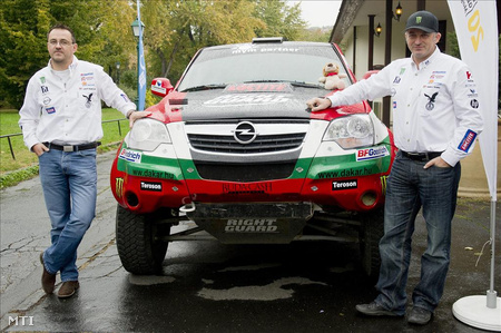Budapest, 2011. október 25. Szalay Balázs (jobbra) és Bunkoczi László bejelentették, hogy két év kihagyás után újra indulnak a Dakar-ralin, amelyet január 1. és 15. között ismét Argentínában és Chilében, illetve új helyszínként Peruban rendeznek meg.