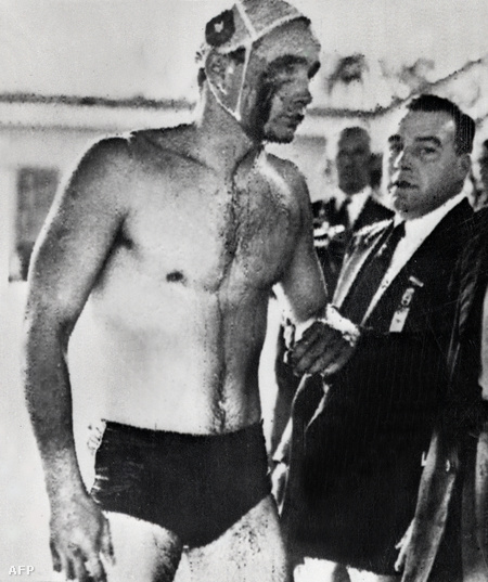 1956. december 12. Zádor Ervin, válogatott vízipólós véres arccal mászik ki a medencéből a Melbourne-i Olimpia szovjetekkel vívott döntőjében.