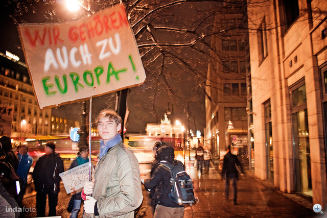 Szimpátiatüntetés a berlini magyar nagykövetség előtt, amelynek falán még a Magyar Köztársaság Nagykövetsége felirat olvasható (Fotó: Gaze)