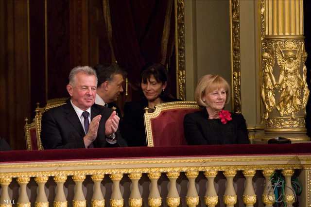 2012. január 2. Orbán Viktor miniszterelnök és felesége, Lévai Anikó a Magyar Állami Operaházban, ahol gálaestet rendeztek az alaptörvény hatályba lépése alkalmából.