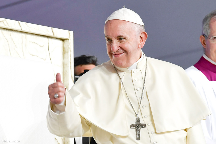 Ferenc pápa roppant népszerűségét többek között az ilyen szimpatikus gesztusainak köszönheti, mint ez is