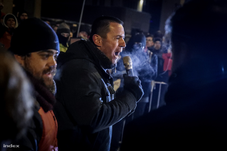 Sneider Tamás az MTVA székház előtti tüntetésen 2018. december 17-én