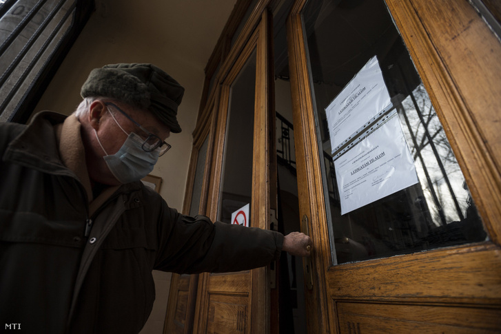 Látogatási tilalomról szóló tájékoztató a budapesti Semmelweis Egyetem I. Sz. Belgyógyászati Klinikájának bejáratában 2019. január 15-én.