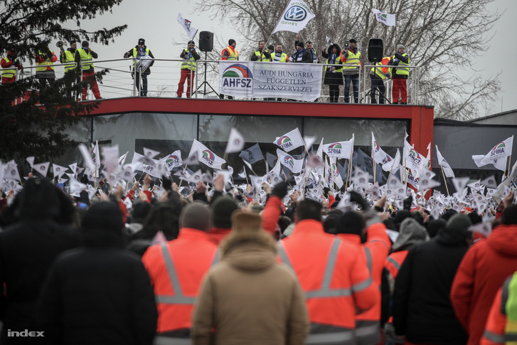 Sztrájkoló dolgozók az Audi győri gyáránál 2019. január 24-én