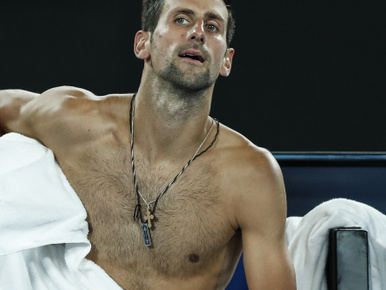 Átöltözéskor lefotózták Novak Djokovics titokzatos medálját