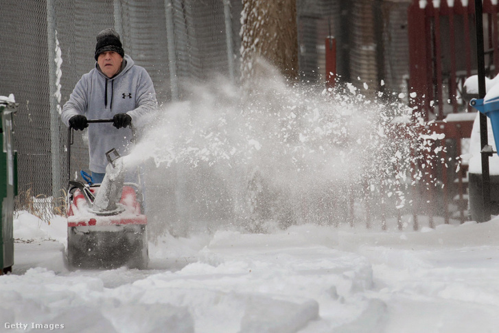 Chicago-i helyi lakos takarítja a havat 2019. január 19-én