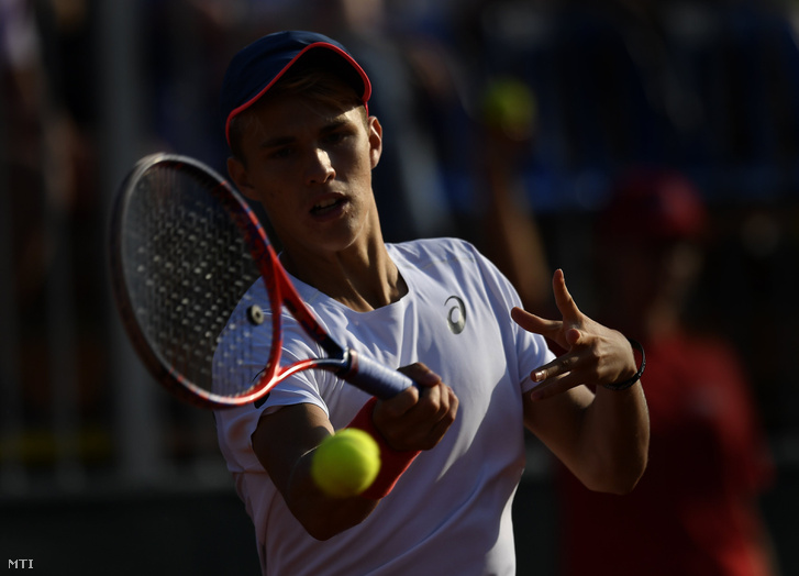 Piros Zsombor játszik a cseh Lukas Rosol ellen a tenisz Davis Kupa Magyarország - Csehország osztályozóján a Lurdy-ház parkolójában felállított teniszpályán 2018. szeptember 16-án