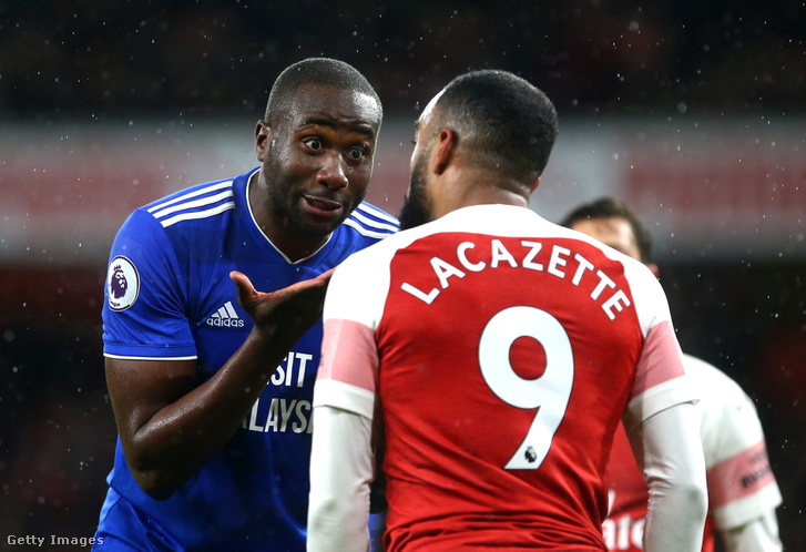 Sol Bamba, A Cardiff City játékosa vitatkozik Alexandre Lacazette-vel, az Arsenal - Cardiff City mérkőzésen Londonban 2019. január 29-én