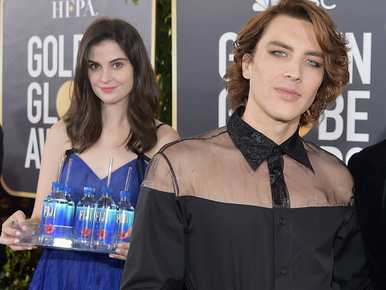 A Golden Globe-ot széttrolkodó vizeslány beperelte az ásványvizes céget
