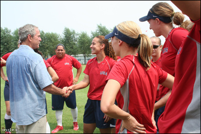Bush elnök látogatása az olimpiai softball csapat edzésén
