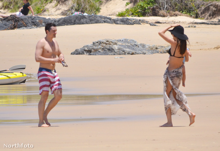 Orlando Bloom babázva strandolt
