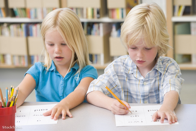 stockfresh 88736 kindergarten-children-learning-to-write sizeM