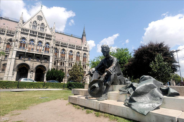 József Attila szobra a Kossuth téren